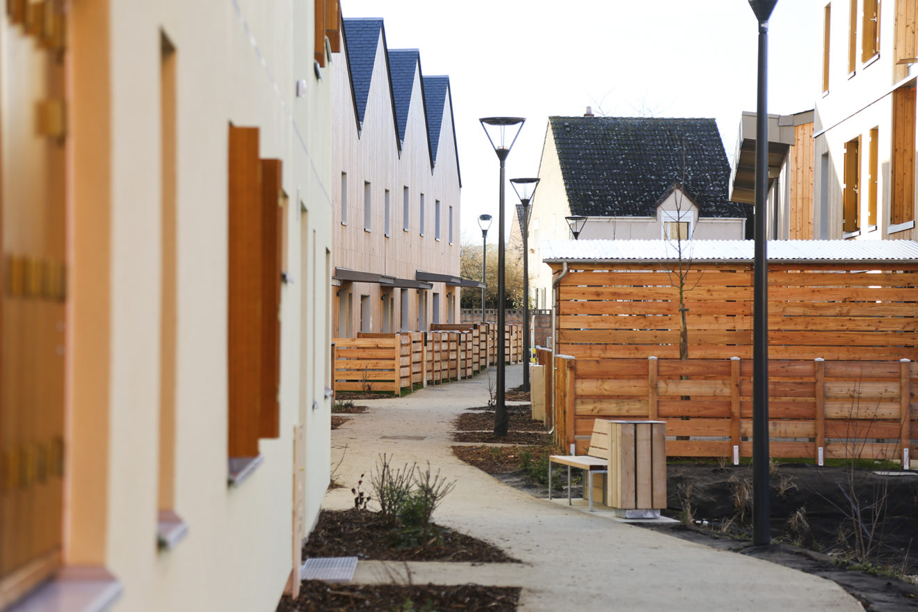 eco-quartier-au-val-de-reuil-quand-l-architecture-frugale-cr-e-du-lien