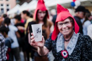 Habitante qui célèbre la Fête de la République de Chenôve