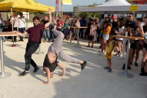 Danseurs qui animent le lancement de chantier de ChapitÔ