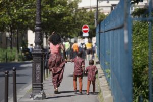 mère accompagnant ses enfants dans paris