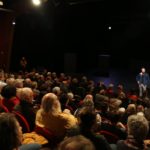 Theatre de Chaoue, salle comble pour la représentation de Portrait d'Humanité