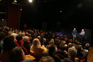 Theatre de Chaoue, salle comble pour la représentation de Portrait d'Humanité