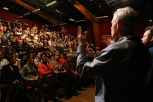 Theatre de Chaoue, salle comble pour la représentation de Portrait d'Humanité