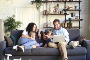 Famille assise sur un canapé