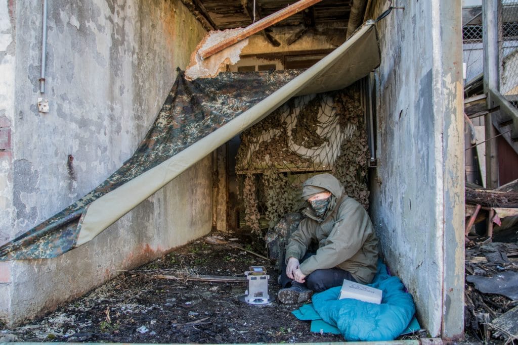 Cette photo montre un homme en situation d'urgence