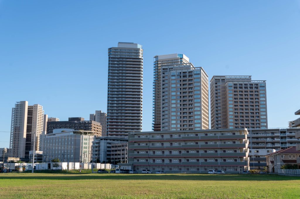 Sur cette photo on voit des immeubles de banlieue