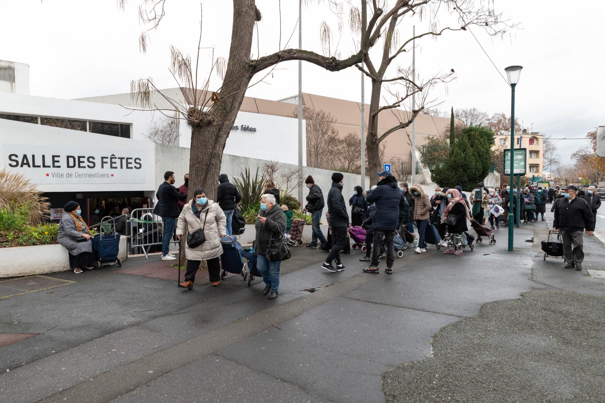 Distibution de panier solidaire salle des fêtes 19.12.2020-min